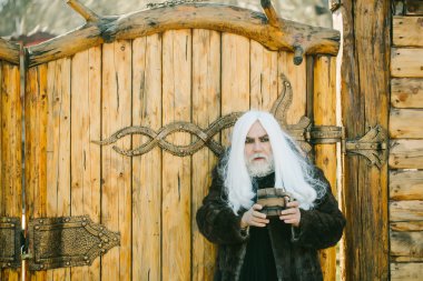 sakallı adam ahşap kupa ile