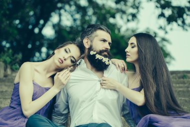 sakallı adam ve kadın merdivenlerde