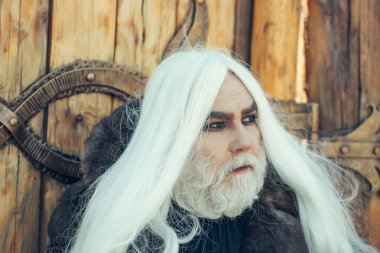 sakallı adam ahşap arka plan üzerinde