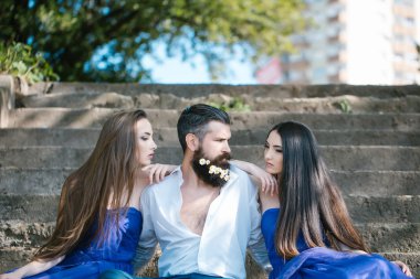 sakallı adam ve kadın merdivenlerde