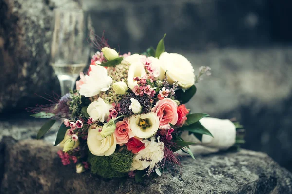 Buquê de flores de casamento em pedra — Fotografia de Stock