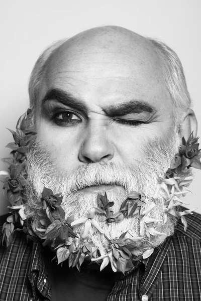 Anciano con flores y hojas en barba — Foto de Stock