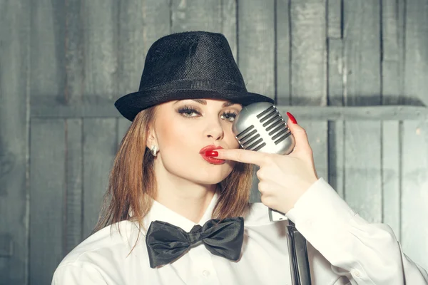 Retro žena zpívat do mikrofonu — Stock fotografie