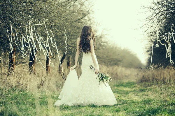 Pretty bride outdoor — Stock Photo, Image