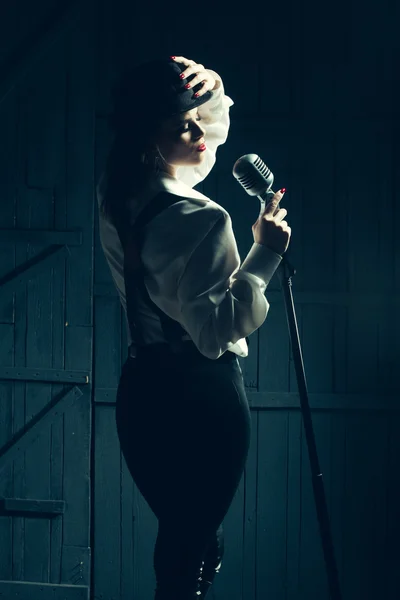 Mujer retro con micrófono — Foto de Stock