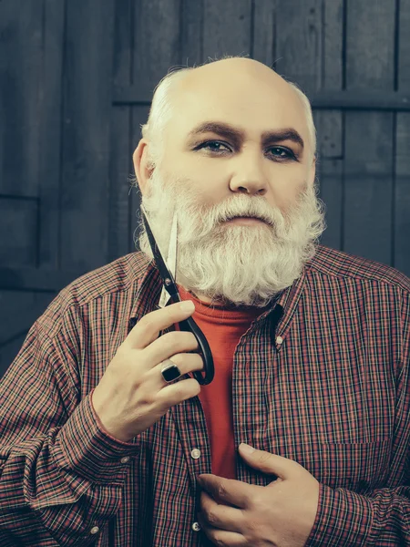 Alter Mann schneidet Bart mit Schere — Stockfoto