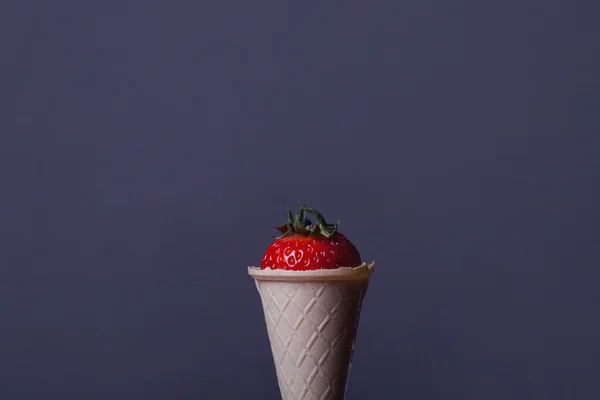 草莓的花在华夫格挞 — 图库照片