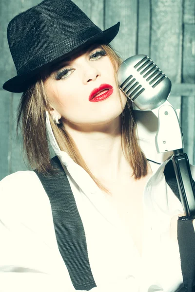 Retro kobieta śpiewa do mikrofonu — Zdjęcie stockowe