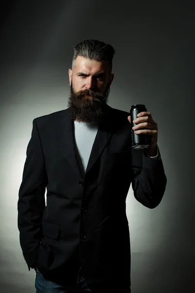 Homem barbudo com lata de cerveja — Fotografia de Stock