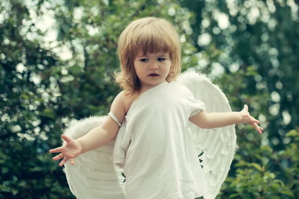 Petit garçon dans les ailes d'ange — Photo