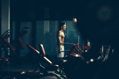 kaslı adam spor salonunda eğitim