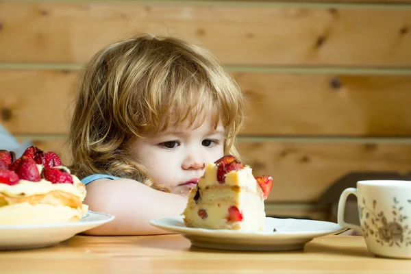 Niño pequeño come pastel de fresa — Foto de Stock