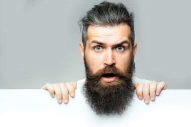 kağıt ile şaşırmış adam sakallı