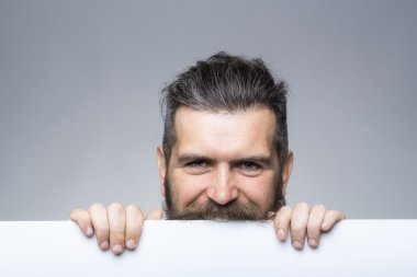 kağıt ile gülümseyen adam