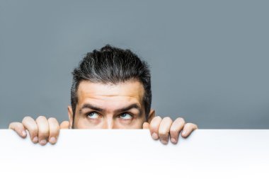 kağıt ile korkan adam