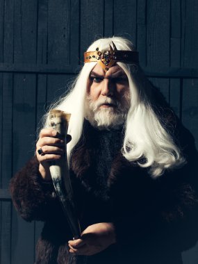 sakallı adam hayvan boynuzu ile