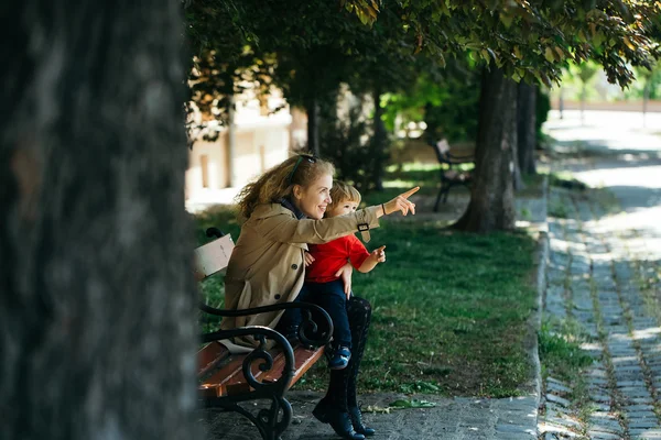 Menina segura o menino que aponta para algo — Fotografia de Stock