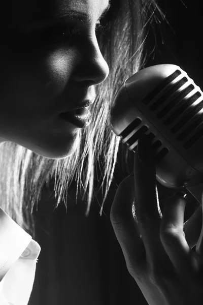 Sexig kvinna med mikrofon — Stockfoto