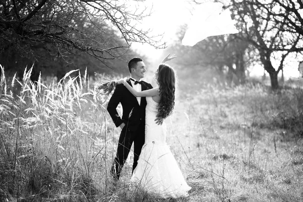 Casamento casal andando ao ar livre — Fotografia de Stock