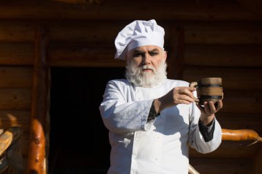 Sakallı cook ile ahşap Kupası