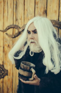 sakallı adam ahşap kupa ile