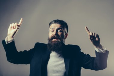 Ceketli sakallı yakışıklı adamı