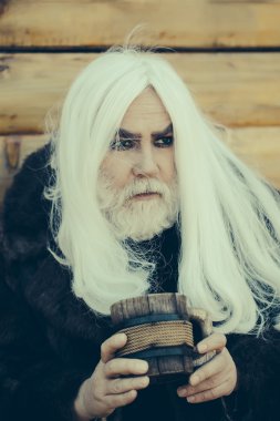 sakallı adam ahşap kupa ile