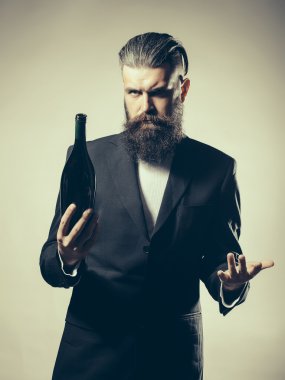 Şarap şişesi ile sakallı adam