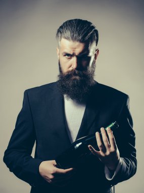 Şarap şişesi ile sakallı adam