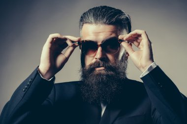 Sakallı yakışıklı erkek güneş gözlüğü