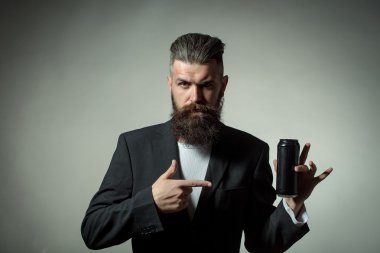 Bira kutusuyla sakallı adam.