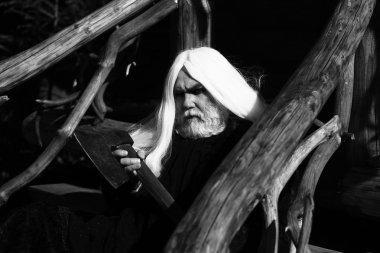 Balta ile yaşlı adam