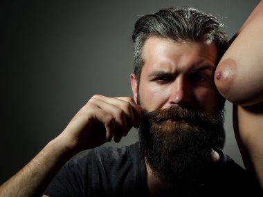 Sakallı adam ve çıplak kadın göğüs
