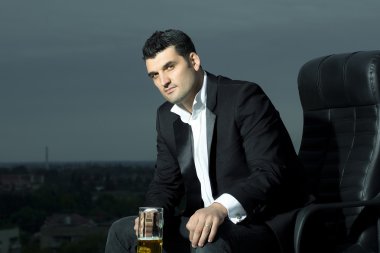 işadamı bira sandalyede açık ile