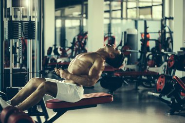 kaslı adam spor salonunda eğitim