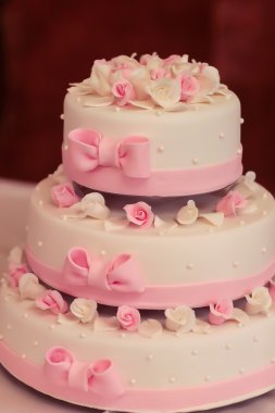 Güllü düğün pastası