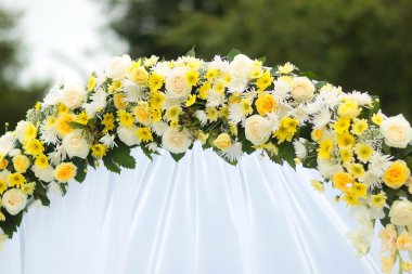 Çiçeklerle süslenmiş düğün kemeri