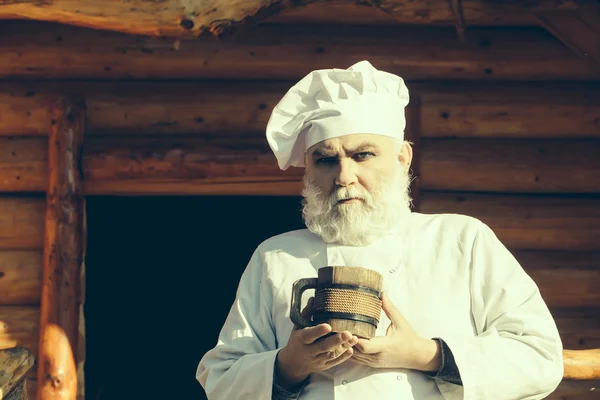 Cozinheiro barbudo com copo de madeira — Fotografia de Stock