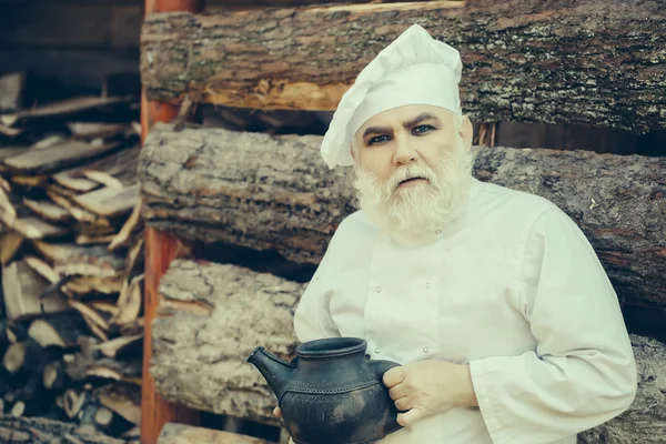 Бородатий кухар з залізним чайником — стокове фото