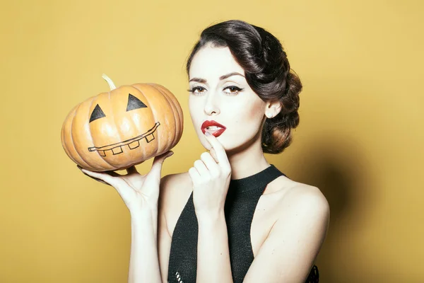 Mujer joven con calabaza de Halloween —  Fotos de Stock