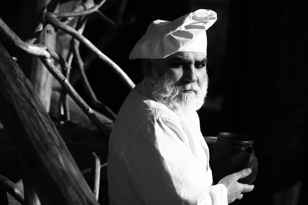 Бородатий кухар з залізним чайником — стокове фото