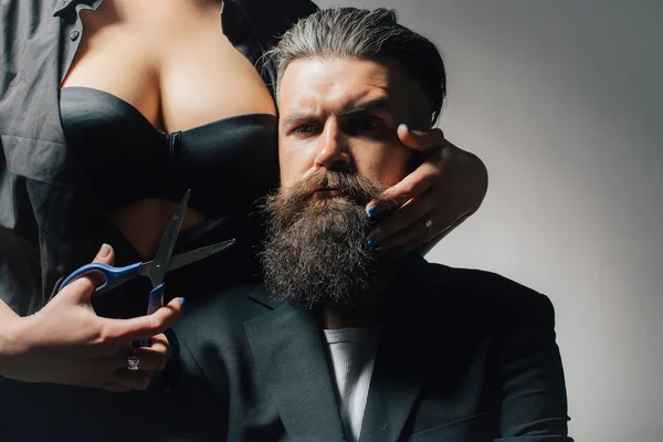 Seksi kadın kesme erkek sakal — Stok fotoğraf