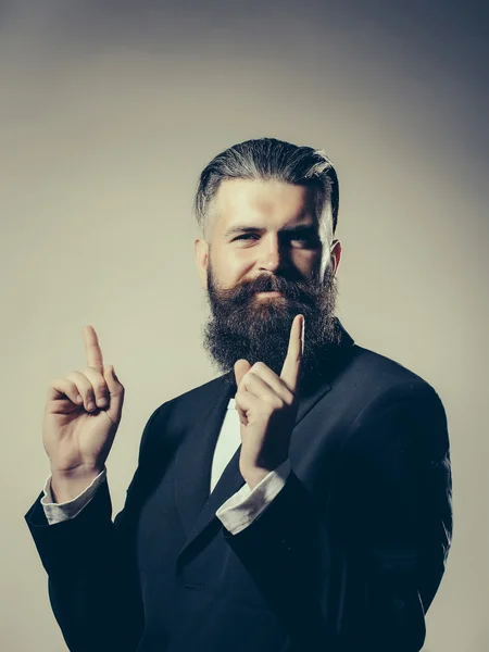 Бородатый красивый мужчина в куртке — стоковое фото