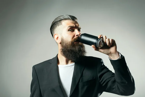 Bärtiger Mann mit Bierdose — Stockfoto