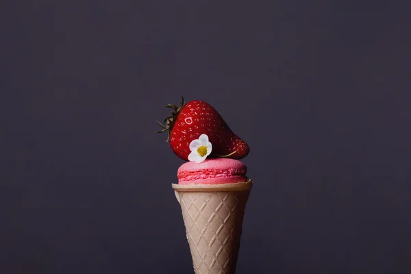딸기와 아이스크림 콘에 마카롱 — 스톡 사진