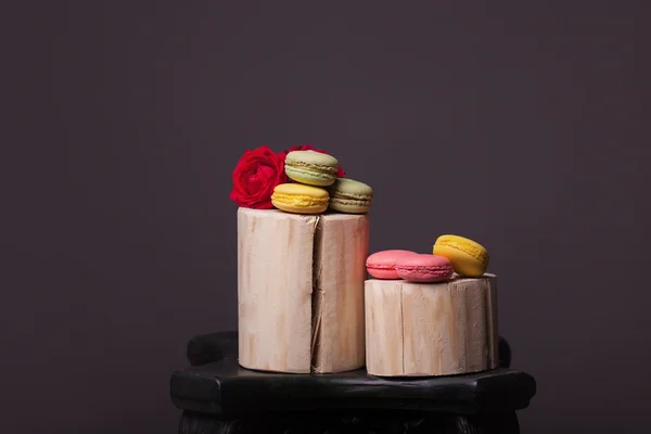 Macaron com flores no toco de madeira — Fotografia de Stock