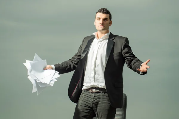 Бізнесмен з папером на відкритому повітрі — стокове фото