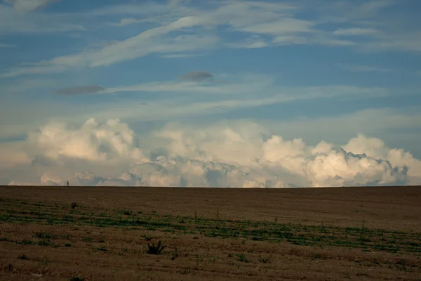 Kék ég, a felhők és a mezőgazdasági föld — Stock Fotó