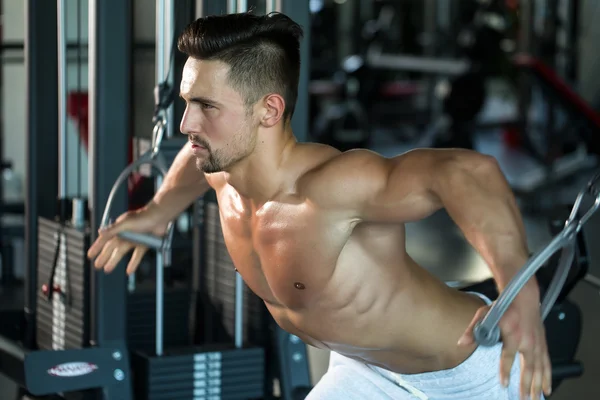 Muskelkräftiges Mannschaftstraining im Fitnessstudio — Stockfoto