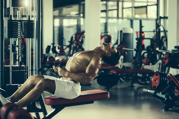 Muskularny mężczyzna trening w siłowni — Zdjęcie stockowe